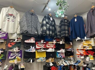 ＼古着好きさん、ご注目／
カジュアルブランド古着も多く、
見ているだけでも楽しい♪
オシャレもバイトも楽しめちゃう!!