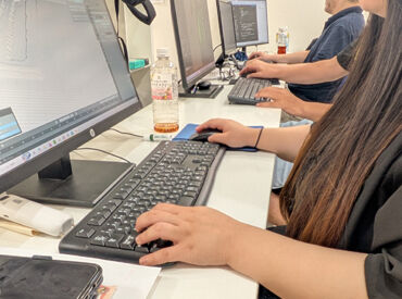 週3日から勤務OK！ 残業もほとんどなく、無理なく働ける環境です◎
髪型・髪色自由♪ ネイルやピアスもOK！