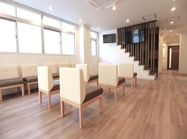 開業してまだ新しい病院のため
院内も綺麗で清潔感のある環境です♪
木目調の温かい雰囲気もスタッフからの人気ポイントです☆