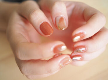 ★オシャレの自由度も高め♪★
髪型・髪色自由◎
ピアス・ネイル・ヒゲもOK!
あなたらしい姿で活躍できます*
※写真はイメージ