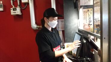 フードコート内で安心勤務♪
落ち着いた環境で働けます!
シンプル作業で覚えやすいので接客が初めてでも安心★