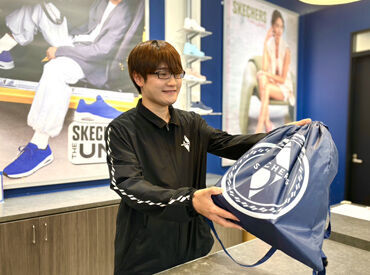 スケッチャーズ イオンモール成田店　［1303］ ＼接客初めてでも大歓迎！／
CMでよく見る、あの"スケッチャーズ"！
履きやすいシューズが社割でお得◎
≪履歴書不要≫
