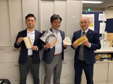 睦化学工業株式会社　東京営業所 東京営業所の常駐メンバー2名と所長です。