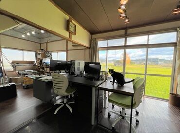 スタッフ間の会話も多く、和やかな雰囲気♪
チームワーク抜群でサポート体制も充実◎
土日祝休み＆年間休日120日以上♪