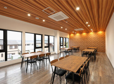 綺麗な食堂でお昼休憩可能◎電子レンジや冷蔵庫・キッチンも完備!
安心して勤務できる環境となっております!
