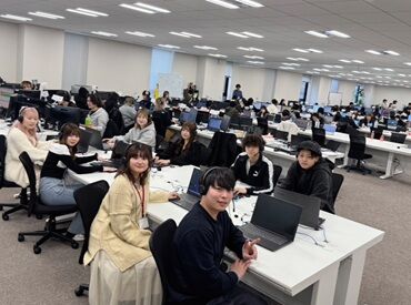 ＼みんな話しやすいSTAFFばかり／
新しいコミュニティを築きたい人にもおすすめ！
同世代が多く、友達もすぐできる職場です♪
