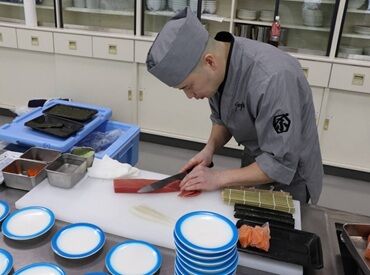 完全週休2日制でお休み充実♪
昇給・賞与あり&交通費支給!
まかない無料でお寿司も楽しめる◎