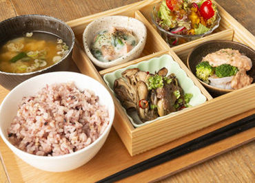 ▼バイトや社員にかかわらず意見交換もでき、
メニューアイディアが採用されることも！
飲食店の”楽しさ”を実感できます♪