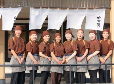 「初飲食バイト」でも安心♪
研修に特別チカラを入れています！
自信を持ってバイトができるよう、
全力でサポートします★