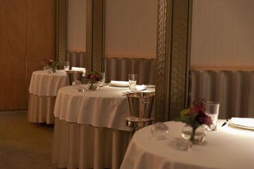 高級店のため、品のあるお客様が多く
接客しながら新しい世界に触れられます◎
異業種からの転職も歓迎です！