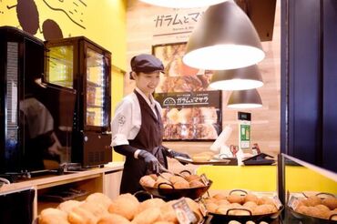 焼きたての香りに包まれて接客。できたてを笑顔でお届けするお仕事です。目の前で売れていく嬉しさがあります♪