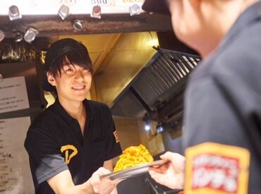 時給1200円~!日払い・週払いOK★人気メニューのまかない付き&髪色やネイルも自由で自分らしく働けます♪