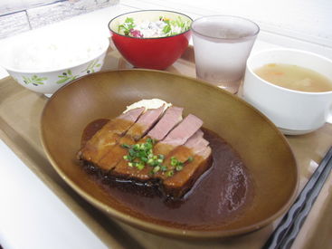 食堂がオシャレにリニューアル！
美味しくて豪華なランチが300円で食べられるとスタッフからも好評です★