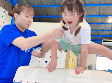 子どもたちの笑顔と成長が毎日のやりがい♪
未経験・無資格の方も研修を通して丁寧に教えるので、
安心してご応募くださいね！