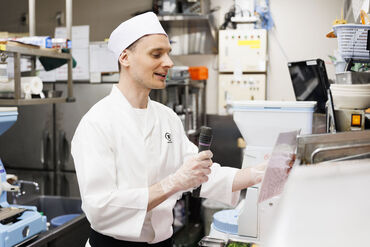 ▼寿司好きさん必見▼
とっても魅力な食事補助あり◎
<寿司>がおトクに食べられます★
スタッフみんなに大好評ですよ♪