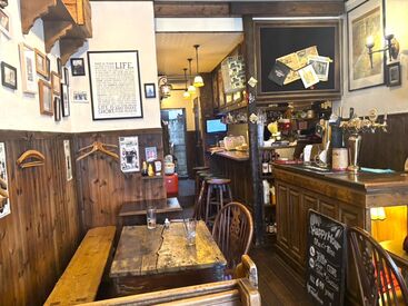 Ye Malthouse アンティーク家具のお洒落な店内で働きませんか♪
昼はスンドゥブ屋＆カフェ　夜はブリティッシュパブを営業☆