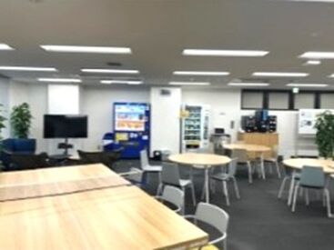 フリースペースには、ドリンクサーバーや飲料自販機があります。
物腰柔らかなメンバーが多く、社内の雰囲気は穏やかです＊