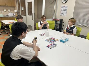 ■高時給1300円～◎■
現在20～30代の男女が活躍中です♪
休憩室でくつろぐことも★
なごやかな雰囲気の職場です◎