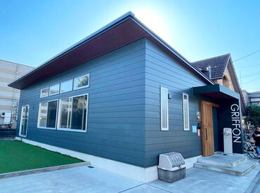 上木崎グリフォン（特定非営利活動法人さいたま市学童保育の会） 【上木崎グリフォン】
鬼ごっこやドッジボールなどをして、
子どもたちの成長を喜びに、元気を貰いながら楽しく働いてます！