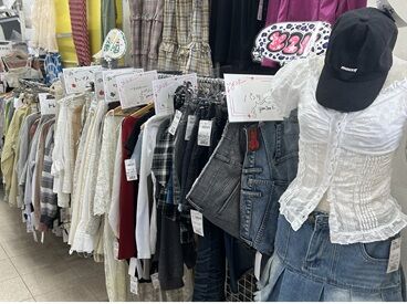 ＼古着好きさん、ご注目／
カジュアルブランド古着も多く、
見ているだけでも楽しい♪
オシャレもバイトも楽しめちゃう!!
