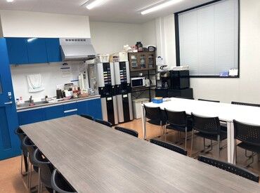 休憩室には無料のお菓子コーナー有◎
気持ちをリフレッシュして、午後の勤務に突入♪
休憩中は自宅に帰って食事もOK！