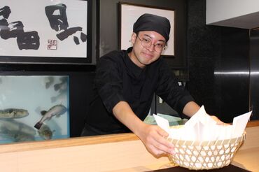お客さまに新鮮な食材をお届けするため
店内には高級とらふぐが泳いでいる水槽が…!!
スタッフ特典でふぐの試食会や社割も◎