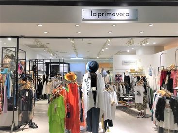 la primavera (ラ・プリマヴェーラ)マルイファミリー溝口店 お客様はヤングミセスの方々がメイン◎
年齢を超えておしゃれを楽しむみなさんに
"愉しい"ファッションをご提案するお店です♪