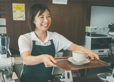 株式会社プレンティー（勤務地：キャンプハンセン） 幅広い年代の男女活躍中！
留学生のスタッフも多数在籍しており、
働きながら国際交流もできますよ☆
※画像はイメージです