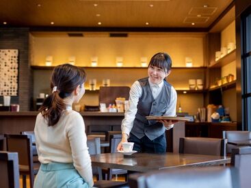 お洒落なCafeでお仕事START♪
東天紅の社割や食事補助もあり！
履歴書不要で面接いたします！