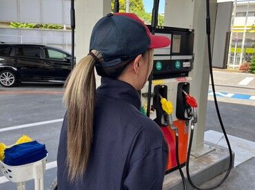髪型・髪色も自由でOK！
自分らしいスタイルでカジュアルにオシャレも楽しめます☆
お仕事終わりにはそのままお出かけも♪
