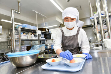 コンパスグループ・ジャパン株式会社 勤務地:【12月オープン】甲南　介護老人保健施設　39688_p 幅広い年代のスタッフが活躍中★調理スタッフの補助をお願いするので「調理に自信がない…」という方でも安心して働けます◎