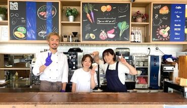 ナチュラルフーズ柳島キッチン 右に写っているのが女性店長です♪
なんでも相談しやすい店長なので未経験の方も◎
「久しぶりのお仕事で不安…」という方も安心