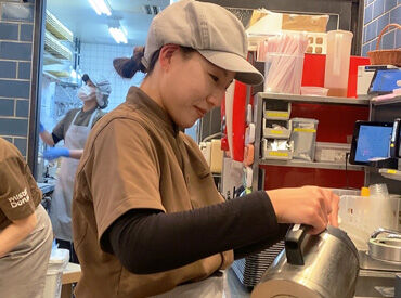 《幅広い年齢層のスタッフ活躍中!》
主婦(夫)さん、フリーターさん歓迎♪
頑張り次第で将来は正社員も目指せる環境です…★