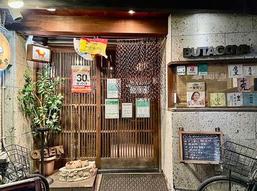 休憩中も時給発生★
時給どころか、菓子パンやサンドイッチなど・・・
間食が貰えちゃう！（笑）
超手厚い待遇です☆彡