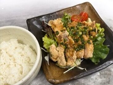 仕事終わりには美味しいまかないもありお財布にも優しい☆
髪型・髪色自由でオシャレもOK！
自分らしくカジュアルに働けます◎