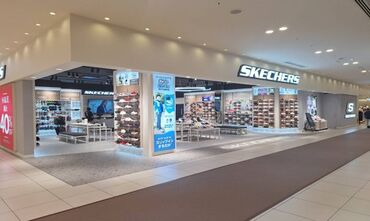 楽な脱ぎ履きで人気のスリップインズなど♪
快適な履き心地に驚かれるお客様も多数！
お客様の笑顔に癒されながら楽しく働こう！