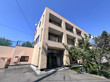 勤務は私服でOK
堅苦しい雰囲気はなく、馴染みやすい雰囲気！
各種待遇・福利厚生が整っており、居心地も◎