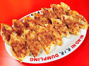 弐ノ弐 川端店 パリッパリの餃子と、豊富なアジアンメニューが楽しめる♪
"リーズナブルで美味い"大人気の【弐ノ弐】で働いてみませんか？
