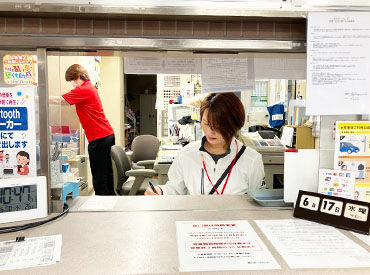 旭スポーツセンター/旭プール・旭児童プール 受付の様子はこんな感じ♪
年中快適な室内＆座って行える業務メインです！