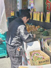 ＼業務スーパーでの青果スタッフ！／
モクモクと集中できるので、
接客が苦手な方も安心してくださいね◎