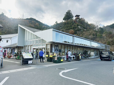 お客様や周囲のスタッフと
交流できるので
人と人との繋がりを感じながら
楽しく働けますよ◎