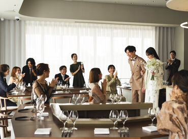 料理・祝福・会話が交差する。
この空間だから生まれる
唯一無二のパーティシーンを。