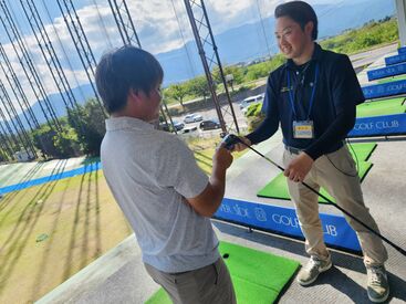 人とのコミュニケーションが好きな方大歓迎♪
練習場とショップの両方を経験できる！
毎日違ったやりがいを感じられる環境です◎