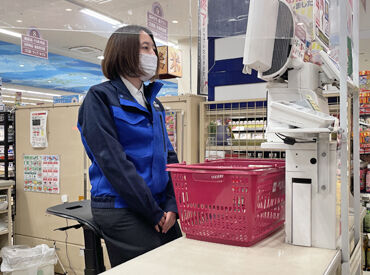 ベルク　坂戸八幡店 従業員の声に応え
座りながらレジ業務ができる専用の「レジ椅子」を導入！
身体的負荷 ・精神的負荷を減らして、作業できます◎