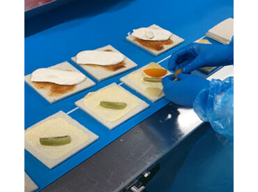 送迎バスがあるので通勤もラクラク！
車がなくても安心して通えます。
毎日スムーズに出勤できるのが
うれしいポイントです☆
