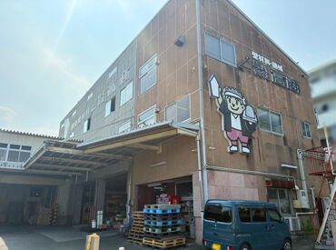 株式会社高商 左官屋さんのマークが目印！
創業60年の建築資材店で働こう♪男性スタッフ活躍中！