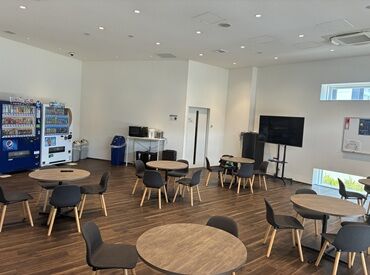 レンゴーロジスティクス株式会社　淀川配送センター ウォーターサーバー、電子レンジ、冷蔵庫、休憩室、個人ロッカー等
なんでも完備のキレイなオフィス♪