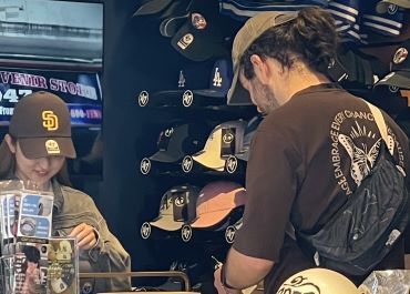 帽子屋Flava　北谷デポアイランド店 NEW ERAなど人気商品がズラリと並んでます♪スタッフ割引で購入できるので、帽子好きな方は必見！！！