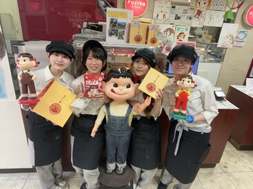 不二家FC飯田橋神楽坂店 ＼小さなお店ならではの温かさアリ／
働くスタッフ一人ひとりを大切にし、
みんなで支え合える職場づくりを続けています◎