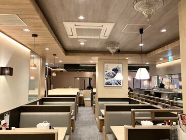 今年オープンしたばかりのキレイな店内!
キラキラした内装で自分らしくキラキラ働ける環境(^^)/
髪色・ネイルの制限なし!